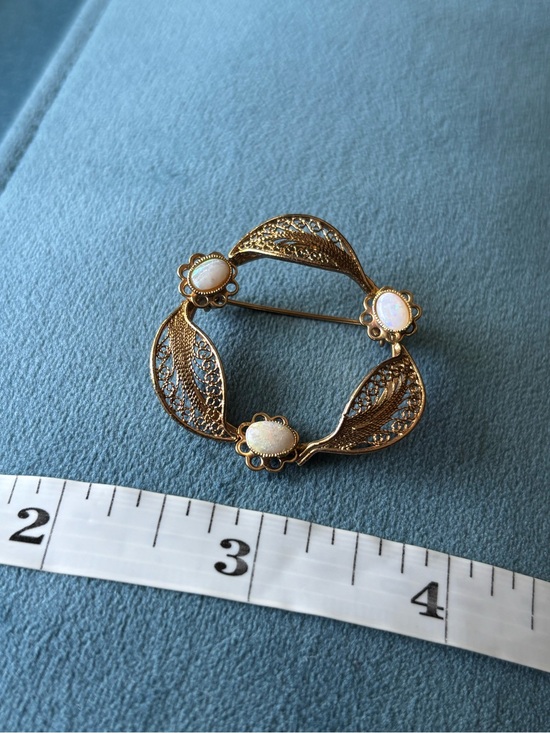 Vintage Jewelry - Vintage mid-century gold tone filigree brooch with three opal-like stones